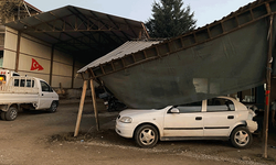 Bilecik'te kamyonla çarpışan otomobil kıraathaneye girdi