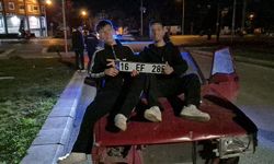 Eskişehir'de 200 bin TL ceza yiyen sürücünün arkadaşları araç önünde poz verdi