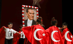 Eskişehir'de miniklerin Cumhuriyet gösterisi büyük beğeni topladı