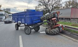 Eskişehir'de traktör orta refüje devrildi, trafik durma noktasına geldi