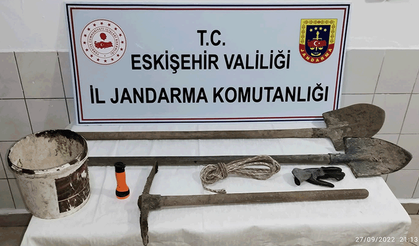 Eskişehir'de kaçak kazı yapan üç kişi suçüstü yakalandı
