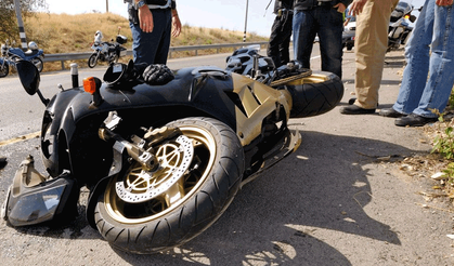 Afyon'da motosiklet devrildi: Yaralılar hastaneye kaldırıldı
