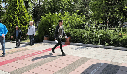 Sınava son saniyelerde geldi, yakınının tepkisi gündem oldu