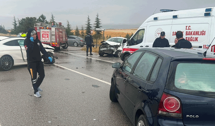 Eskişehir'de yağmur sonrası üç araç birbirine girdi: 2'si ağır 6 yaralı