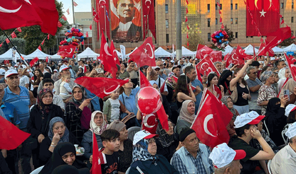 Eskişehirliler Vilayet Meydanı’nı Türk bayraklarıyla doldurdu