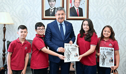 Murat Atılgan Ortaokulu öğrencilerinin kaleminden doğan gazete Vali Yılmaz’a sunuldu