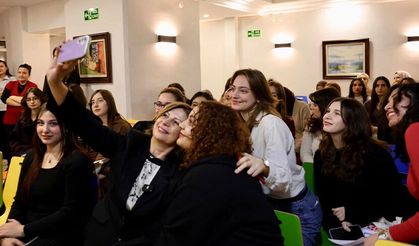 Ünlüce gençlere seslendi: "Türkiye'nin öğrenci başkenti Eskişehir'imize hoş geldiniz"