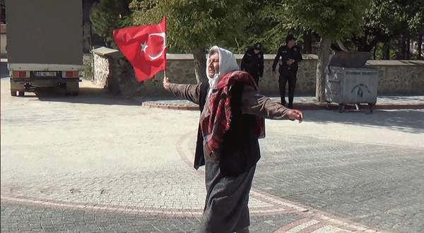 Eskişehir'de yaşlı kadın bu fotoğrafla güne damga vurdu