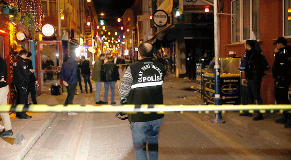 Eskişehir'de eğlence mekanı önünde silahlı kavga
