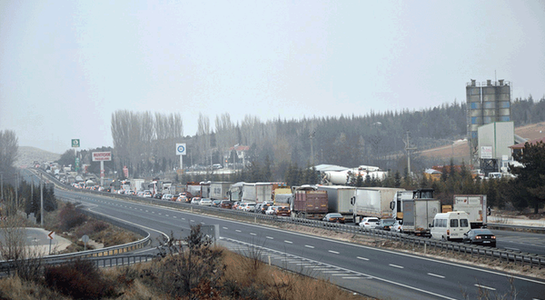 Eskişehir Ankara yolunu tıkayan trafik kazası! Ölümden döndü