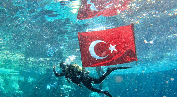 Hayran bırakan görüntü! Suyun altında Türk bayrağı açtı