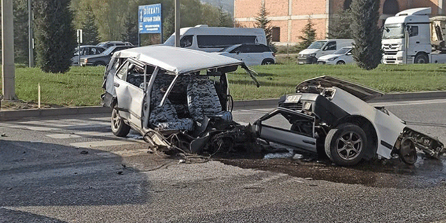 Kütahya'da feci kaza: Otomobil ikiye bölündü