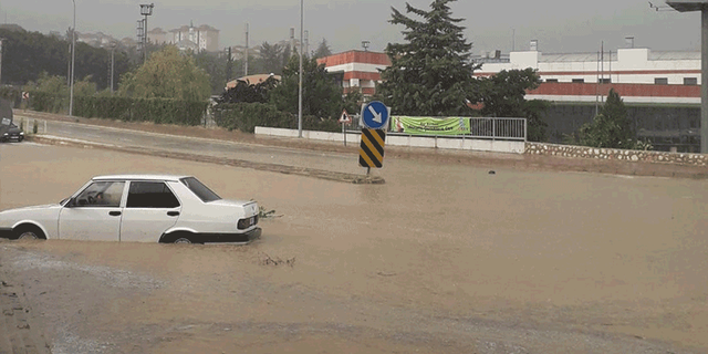 Bilecik'te sel: Araçlar suya gömüldü, işyerleri sular altında kaldı