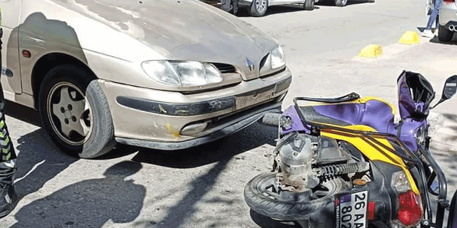 Eskişehir'de otomobilin çarptığı kurye yaralandı