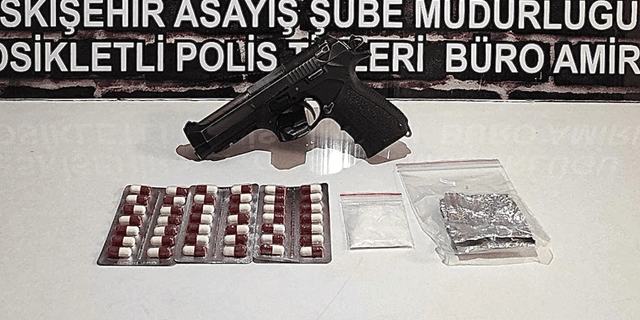 Eskişehir'de silah ve uyuşturucu maddeyle yakalandılar