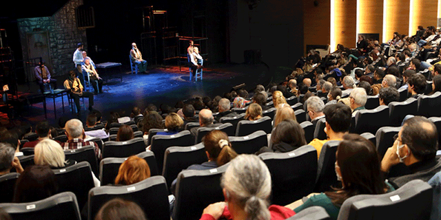 Eskişehir Şehir Tiyatroları İzmir'de ayakta alkışlandı
