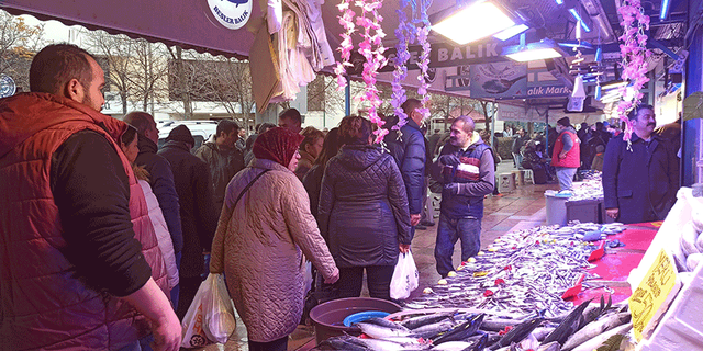 Eskişehir'de balık fiyatları düştü vatandaş tezgahlara akın etti