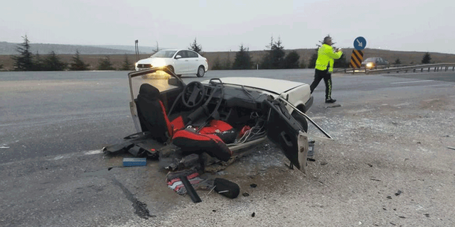 Eskişehir'de trafik kazası! Otomobil ikiye bölündü