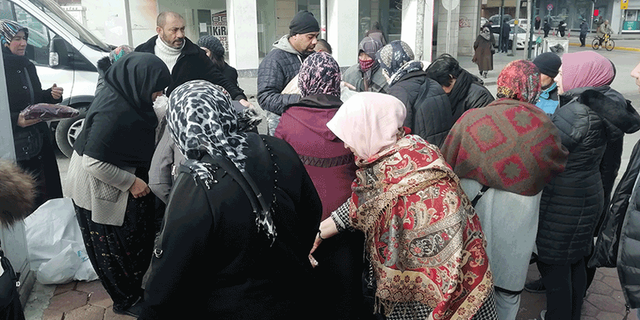 Eskişehir'de kadınlardan ucuz kazak izdihamı