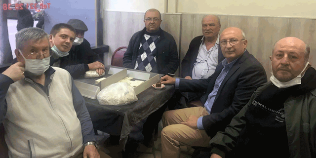 Kahvelerde emeklileri dinleyen Utku Çakırözer'den iktidara çağrı