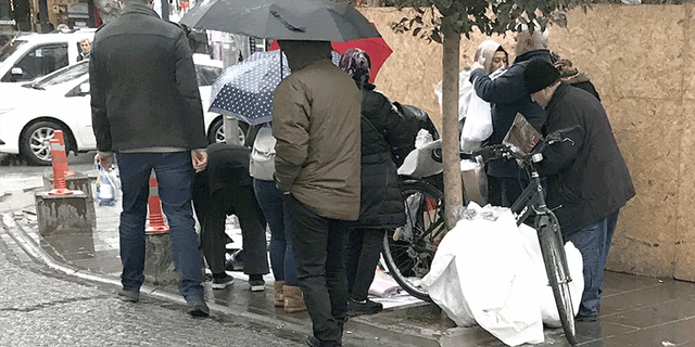 Eskişehir'de yağmur altında 10 liralık kazak izdihamı