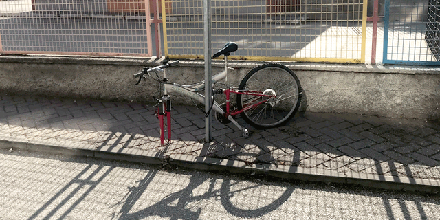 Eskişehir'de bisikletin zincirini kıramayınca tekerini çaldılar