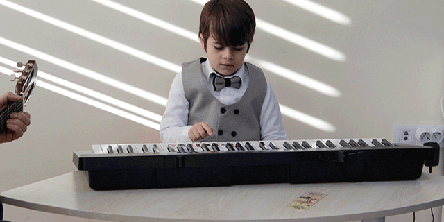 Eskişehir'de karne günü piyano sürprizi! Protokolü mest etti