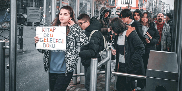 Eskişehir'de öğrencilerden takdir toplayan davranış