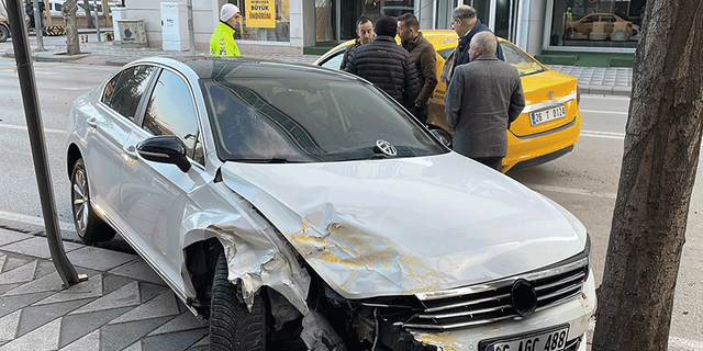 Eskişehir'de otomobille taksi çarpıştı: Biri ağır iki yaralı