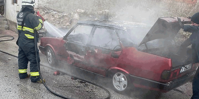 Eskişehir'de park halindeki araç alev alev yandı