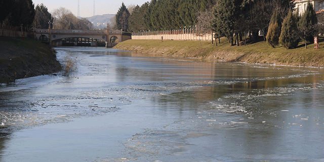 Eskişehir'de Porsuk Çayı buz tuttu