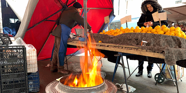 Eskişehir'de pazar esnafının soğuk havayla mücadelesi sürüyor