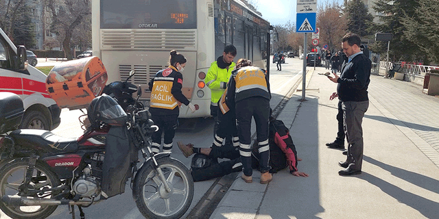 Eskişehir'de kaza: Motosikletli kurye otobüse çarptı