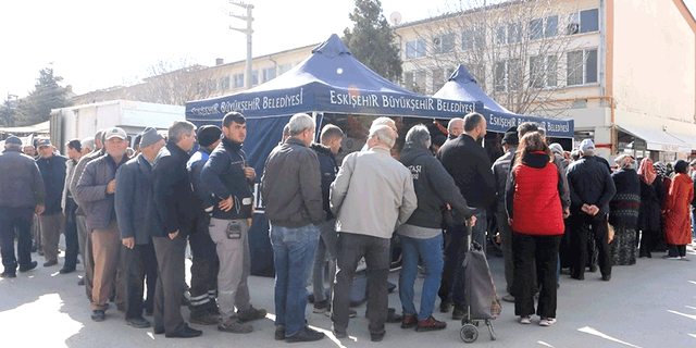 Eskişehir'de kurulan stantta vatandaşlar kuyruk oldu