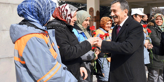 Tepebaşı'nda özel gün: Başkan Ataç kadın çalışanları kutladı