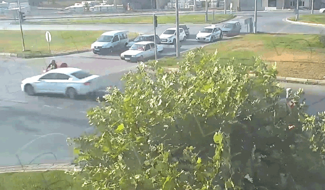 Kütahya'da motosikletli kurye ile otomobil çarpışma anı kamerada