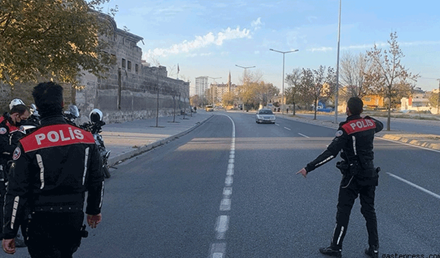 Kütahya'da motosikletli polisler uyuşturucu satıcısını yakalayarak tutukladı