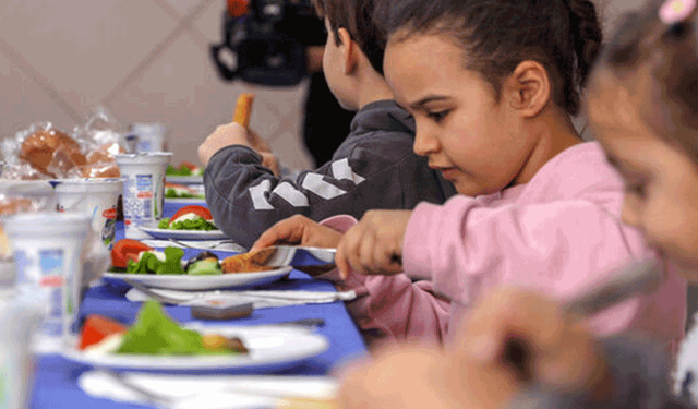 Okullarda ücretsiz yemek uygulamasına geçici durdurma