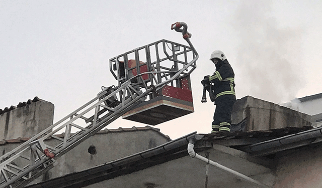 Bilecik'te korkutan yangın: Çatıdan başladı