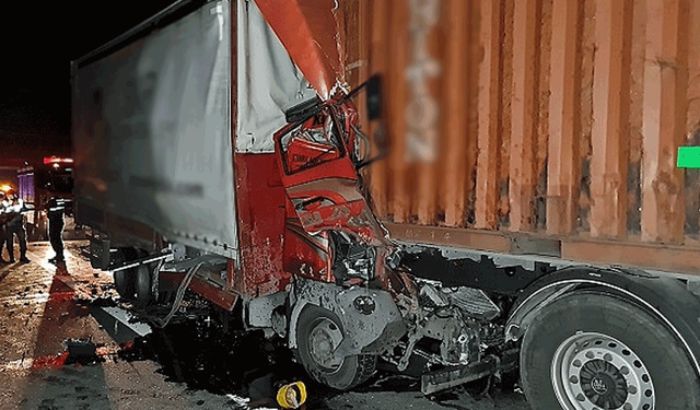 Emirdağ'da feci kaza: Tır ve kamyon birbirine girdi