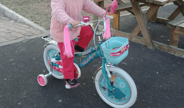 Afyon'da 4 yaşındaki kızın bisikletine göz diktiler