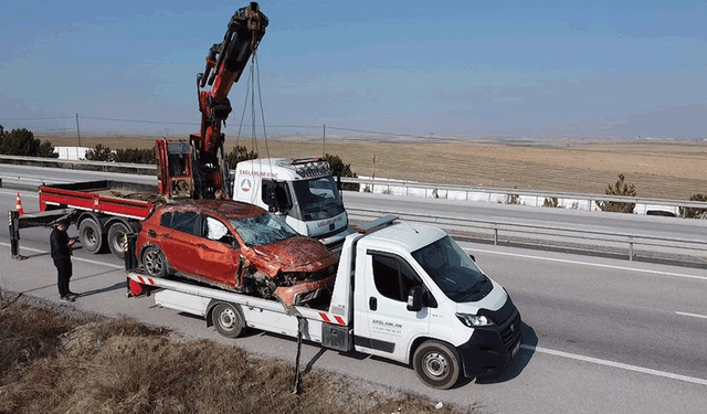 Emirdağ'da metrelerce sürüklenen otomobil zorla kurtarıldı
