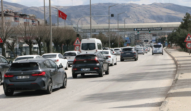 Afyon'da trafik yoğunluğu bayram gelmeden başladı