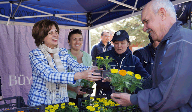 Başkan Ünlüce kabristan ziyaretçilerine çiçek dağıttı