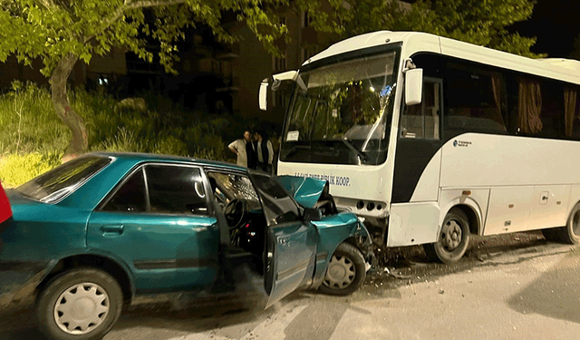 Kütahya'da otomobil servise çarptı: 3 yaralı