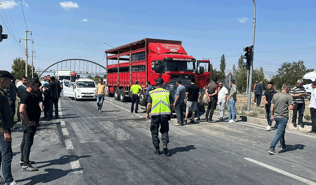 Afyon'da 5 araç birbirine girdi: 5 yaralı