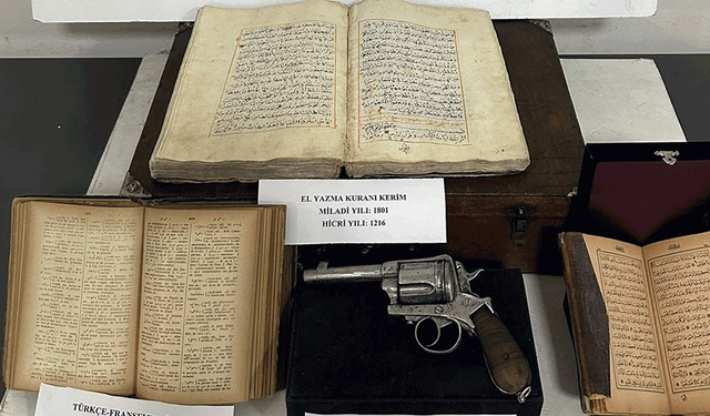 Kütahya'da şüpheli araçta antika kur'an-ı kerim ve tabanca ele geçirildi
