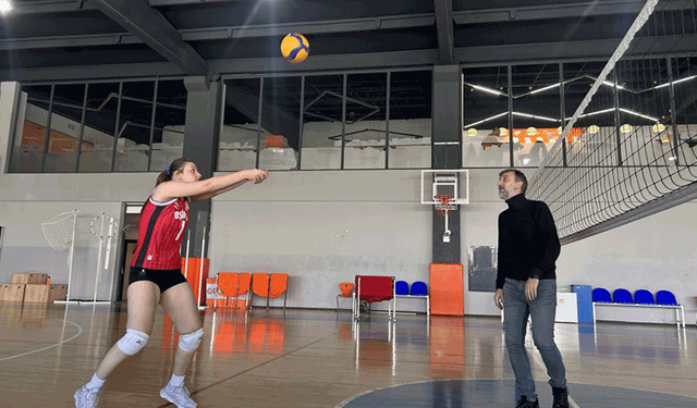 Eskişehirli 17 yaşındaki voleybolcu Beşiktaş'a transfer oldu