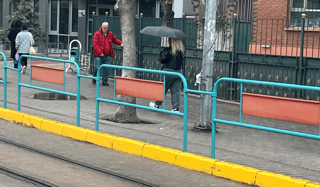 Eskişehirliler yağmurlu bir güne uyandı