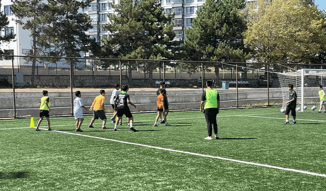 Eskişehir’de gençler futbola doyuyor